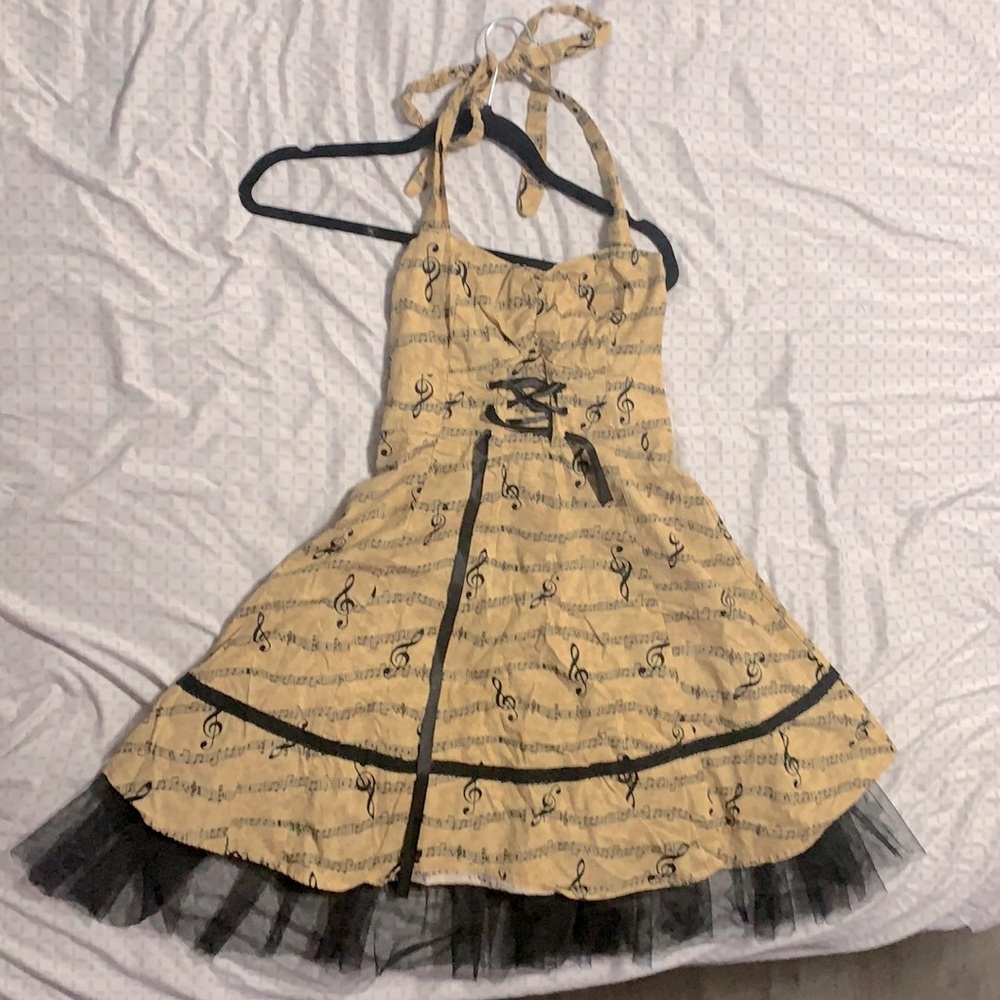 Long frilly dress 👗 🎵